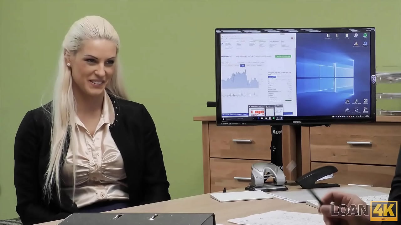 Credit4K. Der Gläubiger lässt die MILF im Büro Spaß mit seinem Schwanz haben